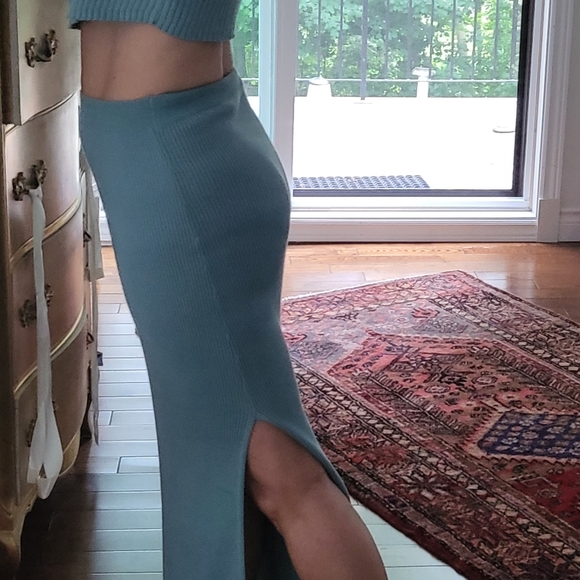 Small aqua ribbed knit top and skirt set. - Picture 4 of 4